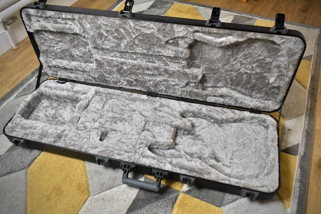 Fender 099-6162-306 Deluxe Molded Bass Case 2010s - Black