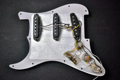 Fender Vintage Noiseless Strat Pickups Loaded Pickguard 2008