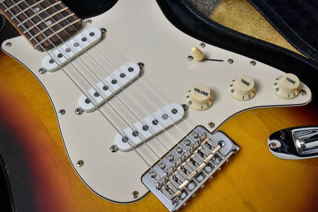 Squier Stratocaster SE European Version 2000s - 3 Tone Sunburst